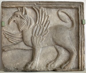 Griffon (tai grype). Matala kohokuvio veistetty, marmori, Venetsia (Italia) 1100-luku. Kansallisgalleria, Sternbergin palatsi, Praha (Tšekki). tekijältä Italian School
