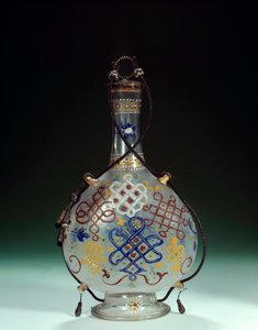 Italialainen taide: lasipullo monivärisillä koristeilla. Valmistettu Italiassa. 1500-luvun Pariisi, Louvre-museo tekijältä Italian School
