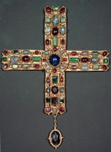 Lombard-taide: Kultainen risti ja Berengario (Berenger) kivet (850-924) Italian kuningas ja Pyhän valtakunnan keisari. 9. vuosisadan Monza, Cathedrale-museo - Lombard-taide: Berengario (Berenger) (850-924), Italin kuninkaan kulta ja jalokivi risti tekijältä Italian School