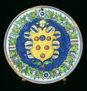 Maiolica-lautanen, jossa on Medicin vaakuna lehtien ja hedelmien reunuksella, italia, 1500-luku tekijältä Italian School