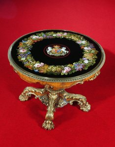 Mikromosaiikkipöytä Norfolkin ja Leveson-Gowerin vaakunoilla, 1847 (puuta, metallia ja mikromosaiikkia)