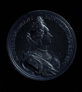 Mantovan Anna Isabellan muotokuvamitalin etupuoli, lyöty 1698. Kirjoitus: ANN-I SAB- D G MANT MONT CAR VIL GVAST ET C (hopea) (kääntöpuoli katso 119198) tekijältä Italian School