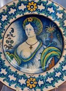 Lautas, jota koristaa kaunis naisen rintakuva, orjantappurakruunu-aiheinen, 1500-luvun ensimmäinen puolisko (majolika) tekijältä Italian School