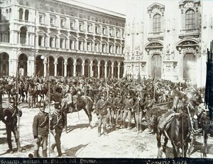 Sotilaat kenraali Bava Beccarisin komennossa katedraalin edessä Milanon mellakoiden aikana 6.-9. toukokuuta 1898 tekijältä Italian School
