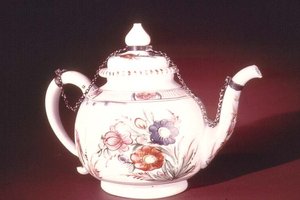 Teekannu emaloidulla kukkakuviolla, mahdollisesti venetsialainen, n. 1750 (posliini)