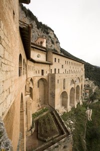Näkymä 1100-luvulta rakennetulle St. Benedetton (Sacro Speco) luostarille, Subiaco (Rooma), Italia tekijältä Italian School