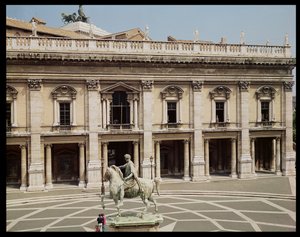 Näkymä Palazzo Nuovolle ja Marcus Aureliuksen (121-180 jKr) ratsastuspatsaalle tekijältä Italian School
