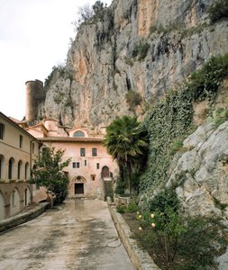 Näkymä "Corvin" (Crows) pihalle, 1100-luvulta rakennetun St. Benedetton (Sacro Speco) luostari, Subiaco (Rooma), Italia tekijältä Italian School