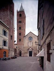 Näkymä julkisivulle ja kellotornille tekijältä Italian School