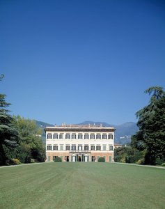 Näkymä Villa Reale di Marlian (tai Palazzo Orsettin) julkisivulle tekijältä Italian School