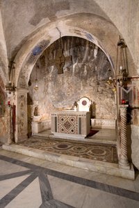 Näkymä Yläkirkon pappilta pääalttarilla kosmeettisella tyylillä. 13. vuosisadalla. Pyhän Benedetton luostari (Sacro Speco), Subiaco (Rooma), Italia tekijältä Italian School