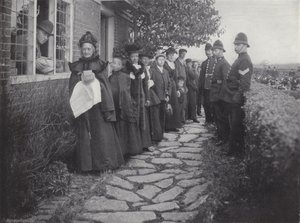 Biddenden Maids Charity, joka jakelee leipää ja juustoa tekijältä J. Benjamin Stone
