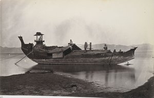 Irrawaddy-joen rannalle kiinnitetyn laung-zat- eli paddy-veneen puominäkymä. tekijältä J. Jackson