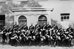1st Royal Dragonsin upseerit, Island Bridge Barracks, Dublin, Irlanti, 1896. tekijältä J. Robinson and Son