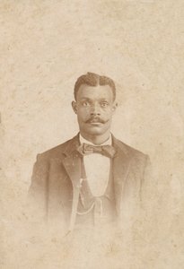 Valokuva miehestä puvussa, liivissä ja kravatissa, 1880-1900. tekijältä J. W. Taylor