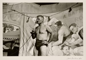 [Mies mikrofonin kanssa] tekijältä Jack Delano