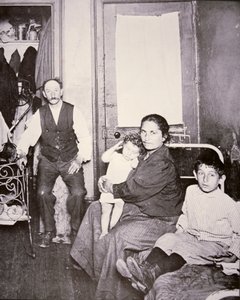 Maahanmuuttajaperhe, Lower East Side, New York City, n. 1910 (b/w kuva)