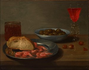 Lautanen katkarapuja ja sämpylä, kulho oliiveja, façon de Venise, lasi olutta ja manteleita pöydällä. tekijältä Jacob Van Es