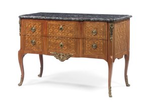 Myöhäinen Ludvig XV:n lipasto, 1700-luvun kolmas neljännes (ormolu-asennettu tulppaanipuu, amarantti, petsattu hedelmäpuu, marmori ja parketti) (katso myös 714759)