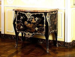 Louis XV -tyylinen lipasto, 1723-74 (lakattu puu)