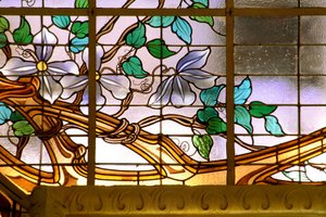 Nancy (osasto 54), Art Nouveau, "" La verriere aux Clematites"" (1901) - yksityiskohta, lasimaalaus, Jacques Gruber (1870-1936), osoitteessa Credit Lyonnais, rue St Georges