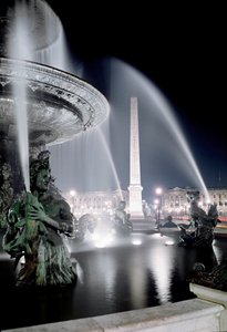 Näkymä Jacques Ignace Hittorffin tekemälle suihkulähteelle ja Place de la Concorden obeliskille Pariisissa.
