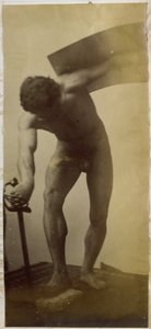 Jacques de Lalaingin studiossa tutkitaan miesalastonta mallia, joka seisoo vääntyneenä miekka ja kilpi käsissä tekijältä Jacques Lalaing (attributed to)