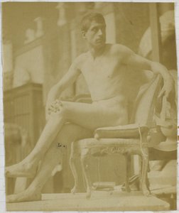 Jacques de Lalaingin studiossa tutkitaan nojatuolissa istuva alaston miesmalli selästä katsottuna. tekijältä Jacques Lalaing (attributed to)
