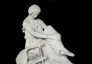 Sapho (tai Sappho, 7. vuosisata eKr.), kreikkalainen antiikin runoilija. James Pradierin marmoriveistos (1790-1852)