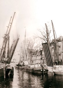 Kanavasilta ja veneitä, Dordrecht, Alankomaat, 1898. tekijältä James Batkin