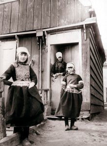 Tytöt perinteisessä asussa, Marken Island, Alankomaat, 1898.