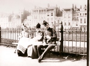 Ihmisiä penkillä, Rotterdam, 1898 tekijältä James Batkin