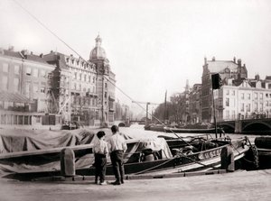 Kaksi poikaa kanavan rannalla, Rotterdam, 1898. tekijältä James Batkin