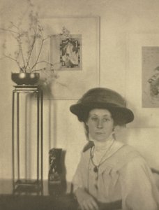 Kameratyö: Itä ja Länsi, 1910.