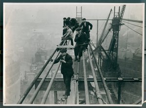 Työntekijät istuivat epävarmoina korkealla nousevalla Tynen sillalla vuonna 1927 tekijältä James Geddie
