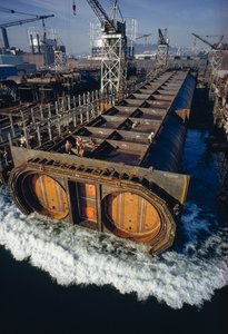 Bay Area Rapid Transit -joukkoliikennejärjestelmän (BART) tunneliputken osa kelluu.... tekijältä James L Stanfield
