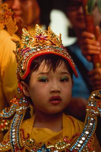 Nuori rukoilija Tabaung-festivaalilla. Shwe Dagon Pagoda, Rangoon, Burma. tekijältä James L Stanfield