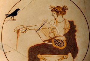 Apollo kuvattuna maljan päällä kaatamassa juomaa variksen katsellessa. Delphi Archaeologi...