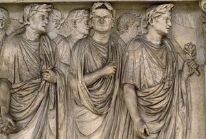 Ara Pacis Augustae, vapaasti seisova alttari, jossa on ryhmä leskiä, tuomareita,, pappeja.... tekijältä James L Stanfield