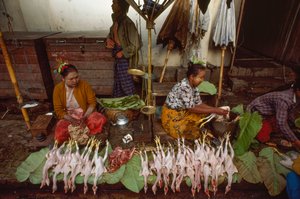 Ruoanmyyjät, joiden kasvot on koristeltu thanakalla, jauhetulla puun kuorella. Taunggyi, Burma. tekijältä James L Stanfield
