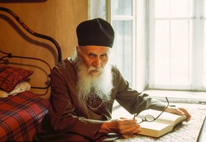 Muotokuva itäortodoksisesta papista, joka lukee. Rilan luostari, Rila, Bulgaria. tekijältä James L Stanfield