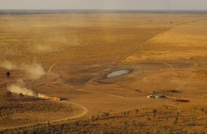 Karjaa kuljettava maantiejuna kulkee syrjäisen ylätasangon halki. Länsi-Australia, Australia. tekijältä James L Stanfield