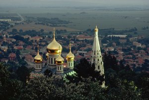 Shipkan muistokirkko kohottaa kullattuja kupoleita laakson yläpuolelle. SHIPKA, LAAKSON... tekijältä James L Stanfield