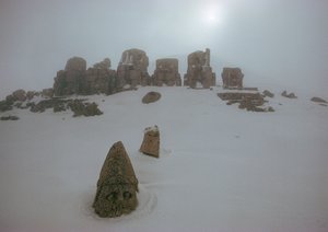 Jumalapatsas kurkistaa lumipeitteen yläpuolella Nemrud Daghissa. Nemrud Dagh, Turkki. tekijältä James L Stanfield