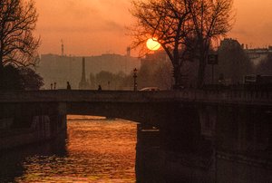Auringonnousu Seinen yllä lähellä Ile de la Citeä. PARIISI, RANSKA. tekijältä James L Stanfield