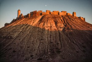 Aleppon muinainen linnoitus säilyy kumpareella. Aleppo, Syyria.