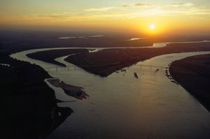 Hämäräilmakuva Ohio- ja Mississippijokien yhtymäkohdasta. Cairo, Illinois. tekijältä James L Stanfield