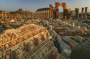 Näkymä Palmyran roomalaisista raunioista. PALMYRA, SYYRIA. tekijältä James L Stanfield