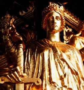 Oikeudenmukaisuus, yksi neljästä päähyveestä Albert Memorialin katostornissa, valmistui vuonna 1876 (kullattu pronssi) tekijältä James Redfern