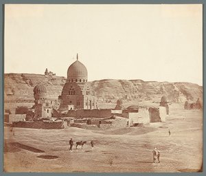 Egypti. Kairo. Eteläinen hautausmaa. Etualalla Sudunin mausoleumi (1504), taustalla Mukattamin tasangolla Al-Džujuszin moskeija